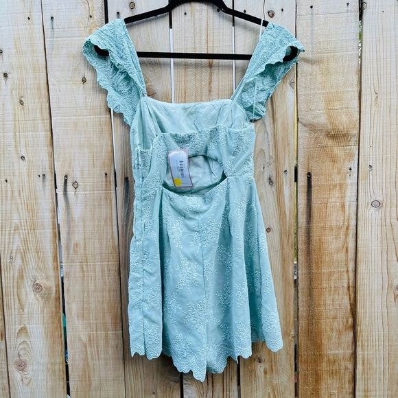 LUSH SCALLOP EYELET LACE ROMPER - Picture 4 of 10